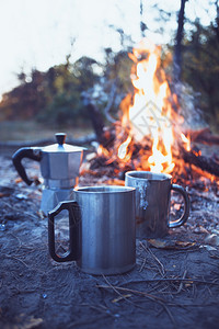 快乐之旅营火和喷泉咖啡机杯子放在前台图片