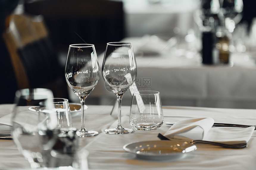 餐厅桌上的空酒杯图片