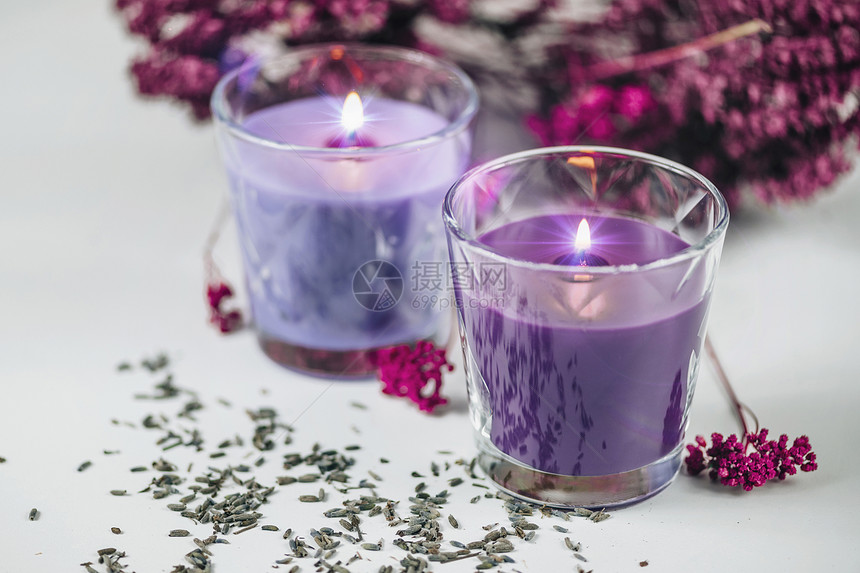 芳香紫色蜡烛白桌上有熏衣草装饰图片