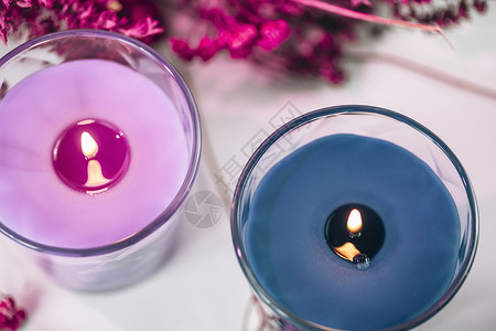 紫色和蓝香蜡烛上面有熏衣草和白桌上的干花装饰高清图片