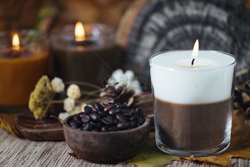 香咖啡和草双色芳蜡烛配有木碗中的咖啡图片