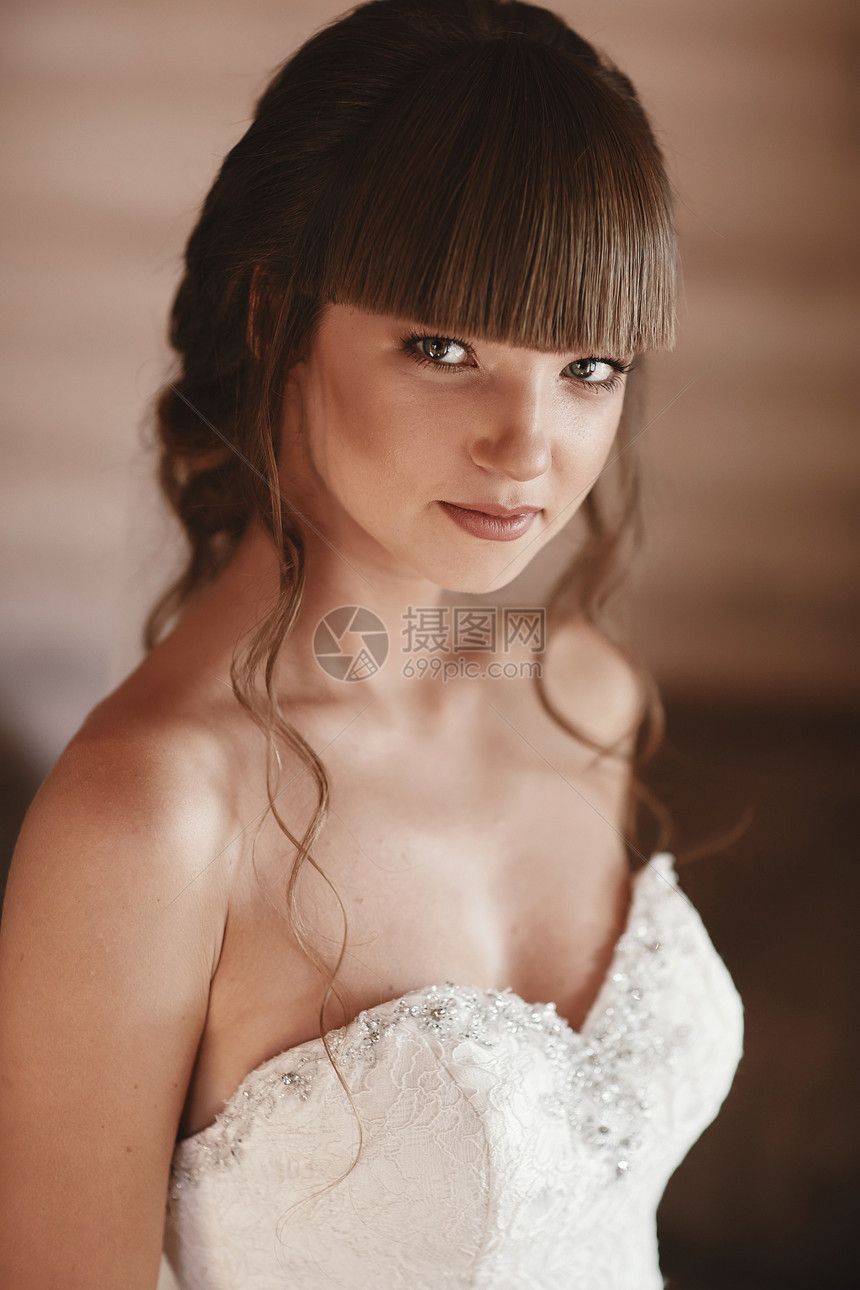 一个美丽的年轻女肖像新娘化妆和发型关闭婚礼的早晨温柔的脸上情感美丽年轻女肖像图片
