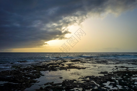 南太安岛的海洋景象非洲角渡鸟岛的海景南太安岛的海洋景象角渡鸟岛的海洋景象背景图片