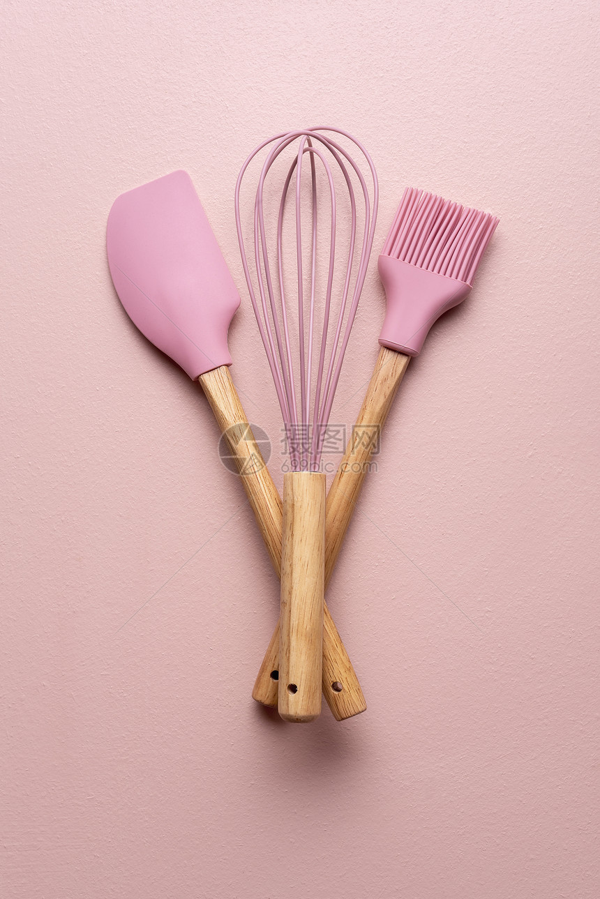 粉红色桌上的厨房工具图片