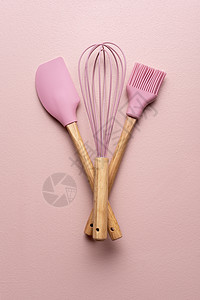 粉红色桌上的厨房工具图片