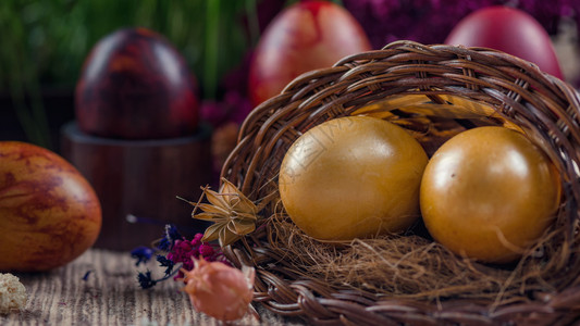 金色的复活节蛋在柳篮里图片