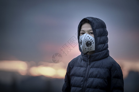 空气污染概念有呼吸面具的男孩背景烟雾图片