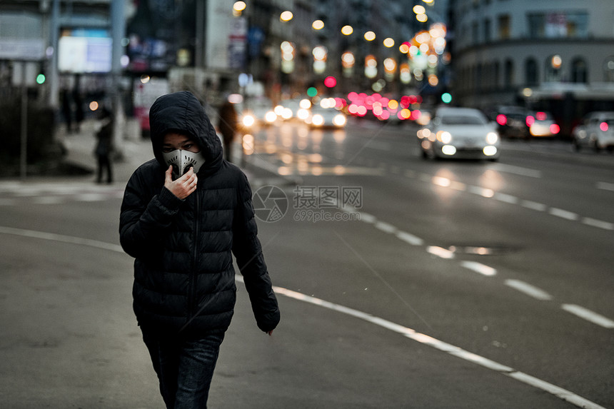 空气污染概念城市中带呼吸面具的年轻人图片