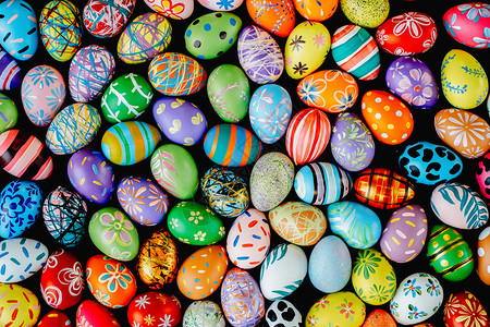 地上许多彩色的鸡蛋图片