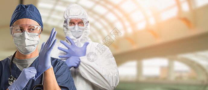 医生或护士在院戴防面罩和外科手套图片