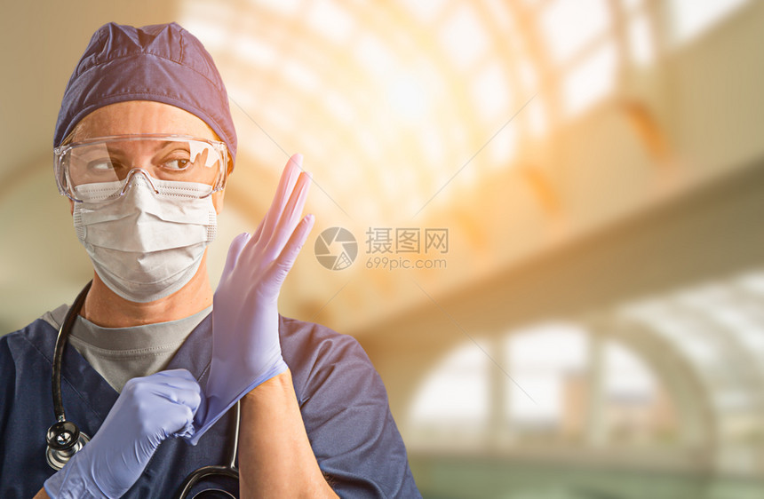 在医院内戴防护面罩和外科手套的女医生或护士图片