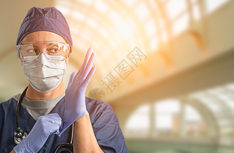 在医院内戴防护面罩和外科手套的女医生或护士图片