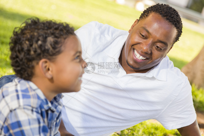 快乐的非裔美国父亲混血儿在公园里玩耍图片