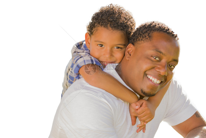 快乐的非裔美国父亲和混血儿在白人背景下玩搭便车图片