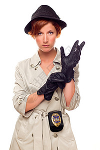穿戴徽章海沟服和帽子戴手套的红发女侦探白背景孤立的帽子图片