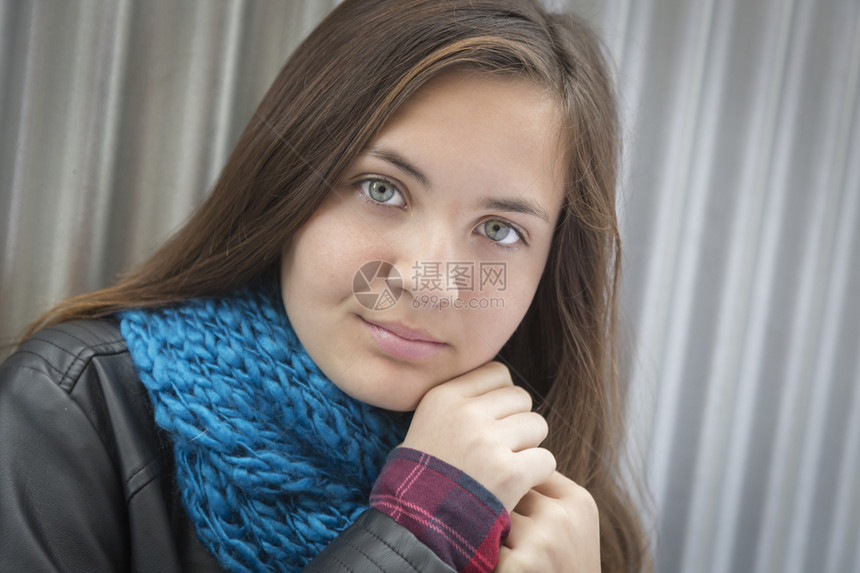 年轻漂亮蓝眼女孩的肖像与金属背景图片