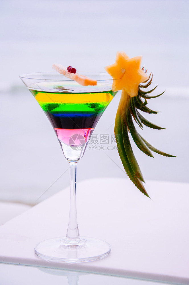 白色酒吧的玻璃杯中盛着新鲜色的夏季鸡尾酒以天然光为对面图片