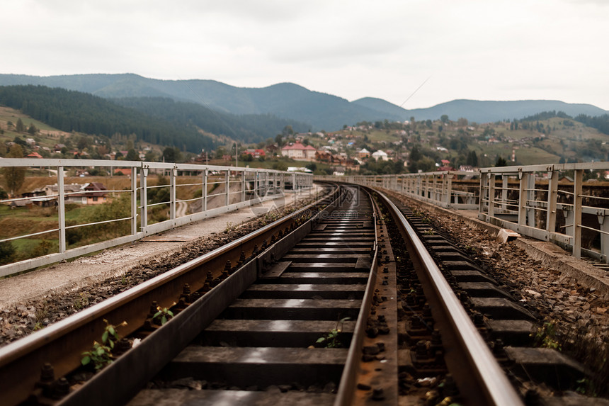 喀尔巴阡山的铁路轨道睡眠者图片