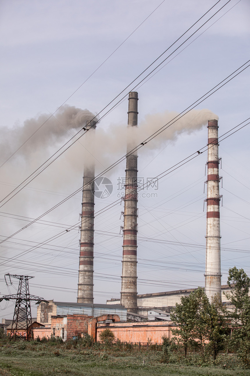 电厂正在为人民创造能源高电压柱烟囱雾对天图片