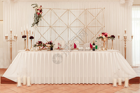 在主厅婚礼上盛装的桌子婚礼饰的桌子盛图片