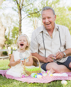 祖孙两人在野餐垫子上大笑背景图片