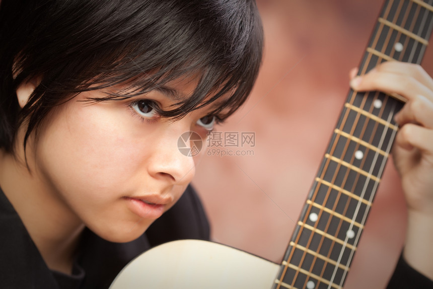 具有吸引力的少数民族女孩喜欢弹吉他图片
