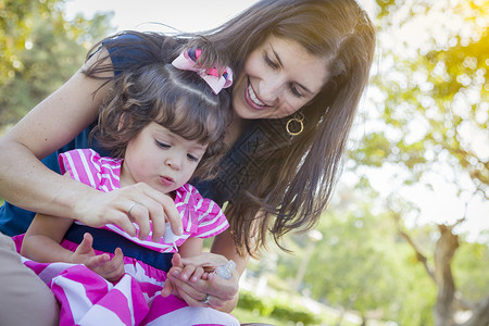 母亲和女婴在公园里涂指甲油图片