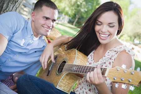 情侣在公园开心的弹吉图片