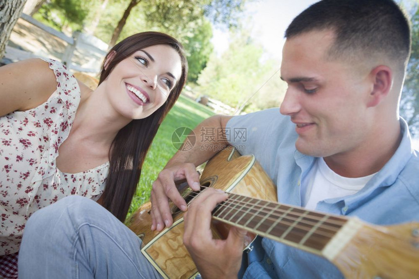 男友弹吉他唱歌给女友听图片