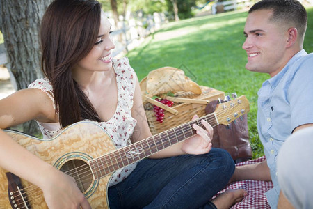 女友给男友弹吉他图片