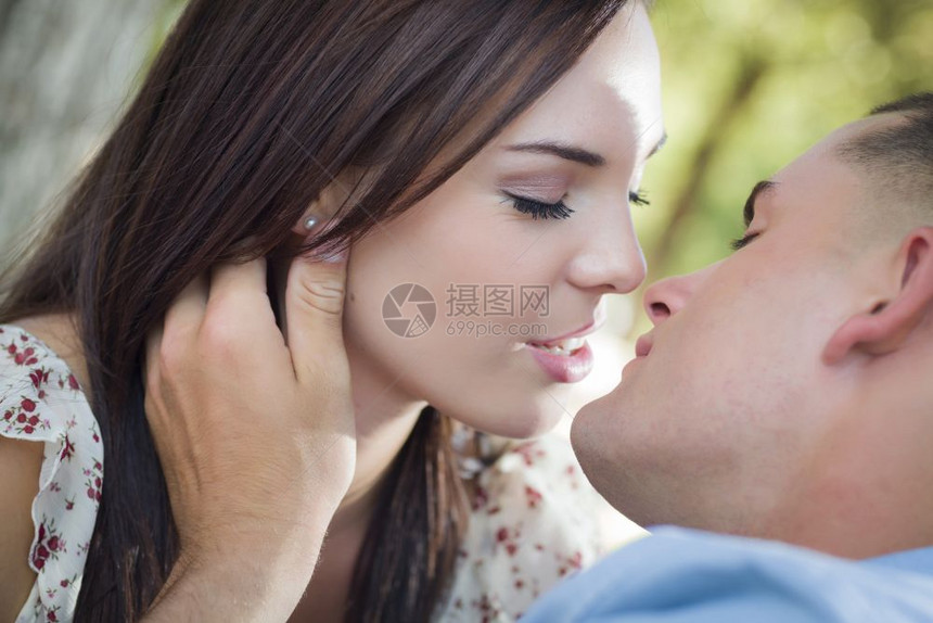 情侣在公园里接吻图片