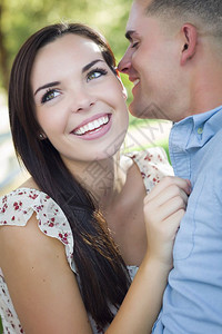 男子在公园亲吻开心大笑的女友图片