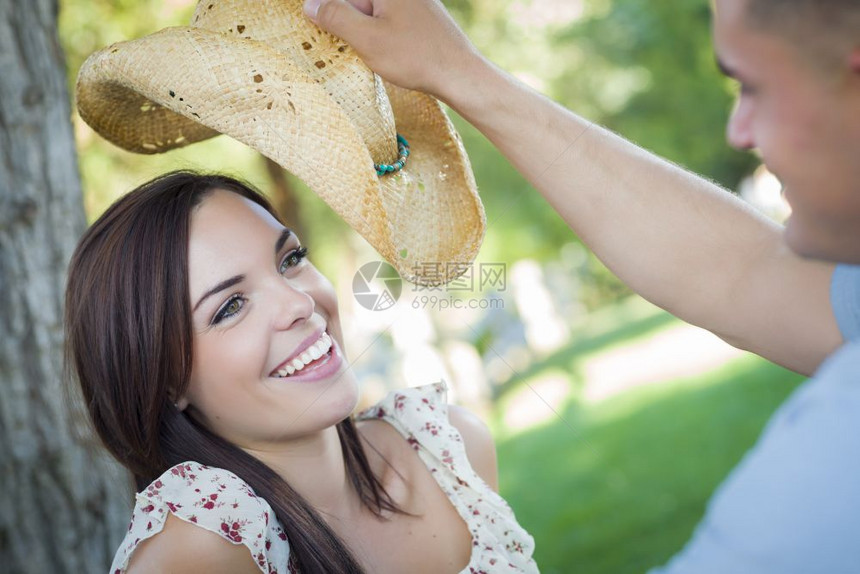 男子将草帽戴在女友头上图片