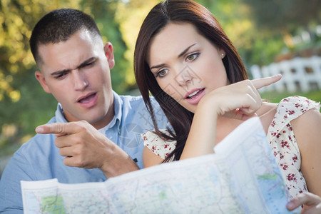 迷路的情侣在看地图图片