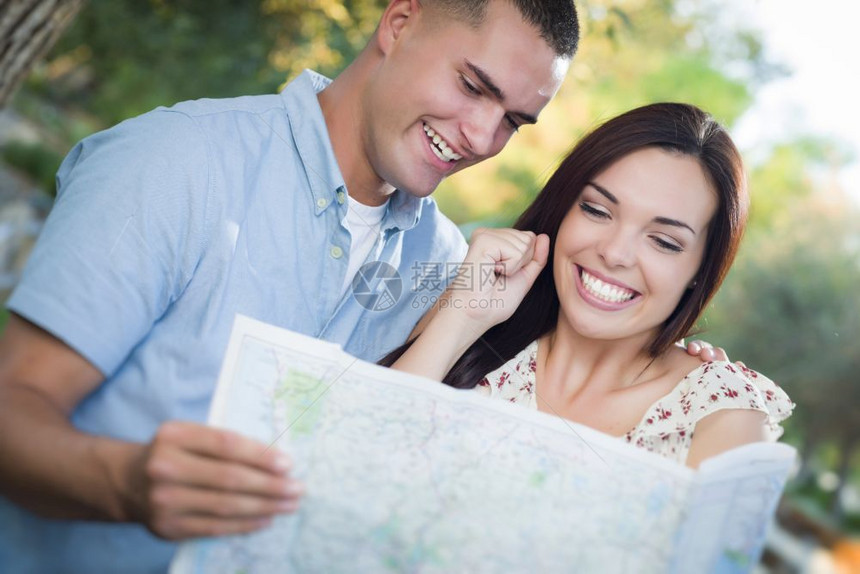 愉快的情侣在地图上找到目的地图片