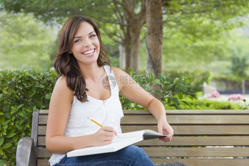 有吸引力的年轻女学生图片