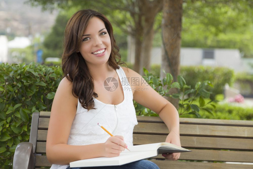 有吸引力的年轻女学生图片