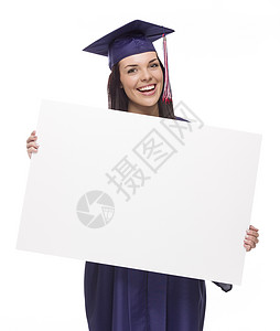 穿着帽子和礼服的快乐混合种族女毕业背景