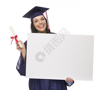 毕业聚餐海报穿着帽子和礼服的快乐混合种族女毕业持有空白的标志和文凭孤立在白色上背景