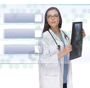 年轻医生或护士在空白的前瞻半透明面板上进行x光阅读图片