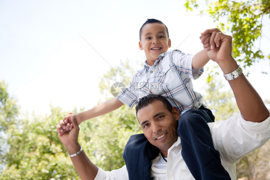 父亲和儿子在公园玩得开心图片