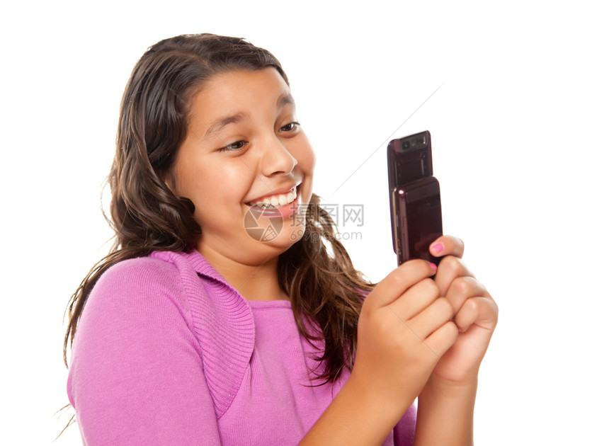 漂亮的西班牙女孩在手机上快乐孤立在白色背景的手机上图片