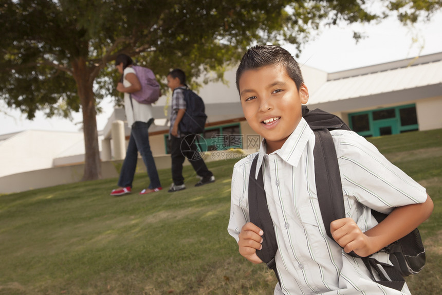 快乐的年轻男孩背包准备上学图片