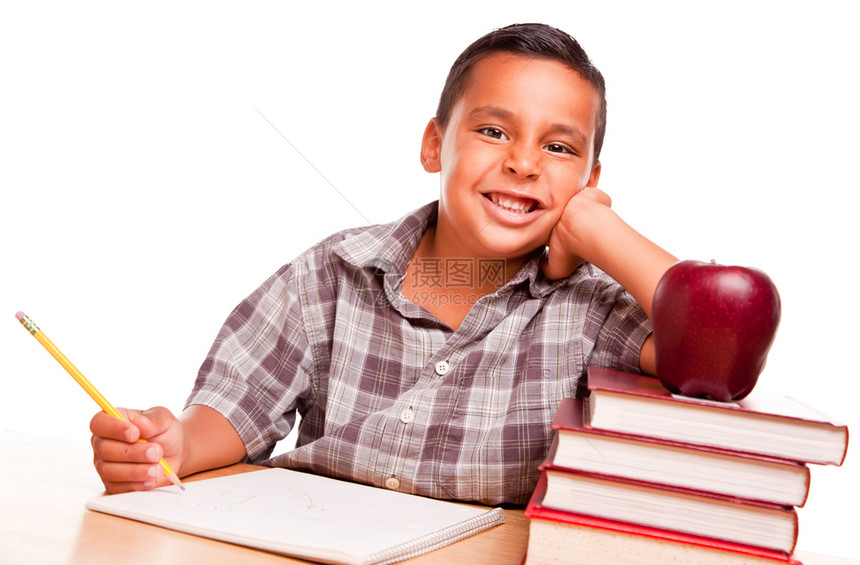 小男孩学习桌上有一个红苹果图片