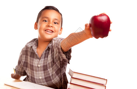 小男孩手上拿着一个红苹果图片