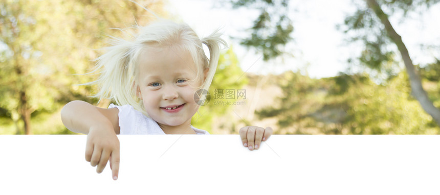 外面的可爱小女孩拿着白板边有文字空间图片