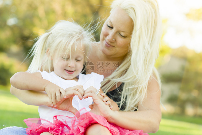 可爱的小女孩有妈做心脏形状与手户外图片