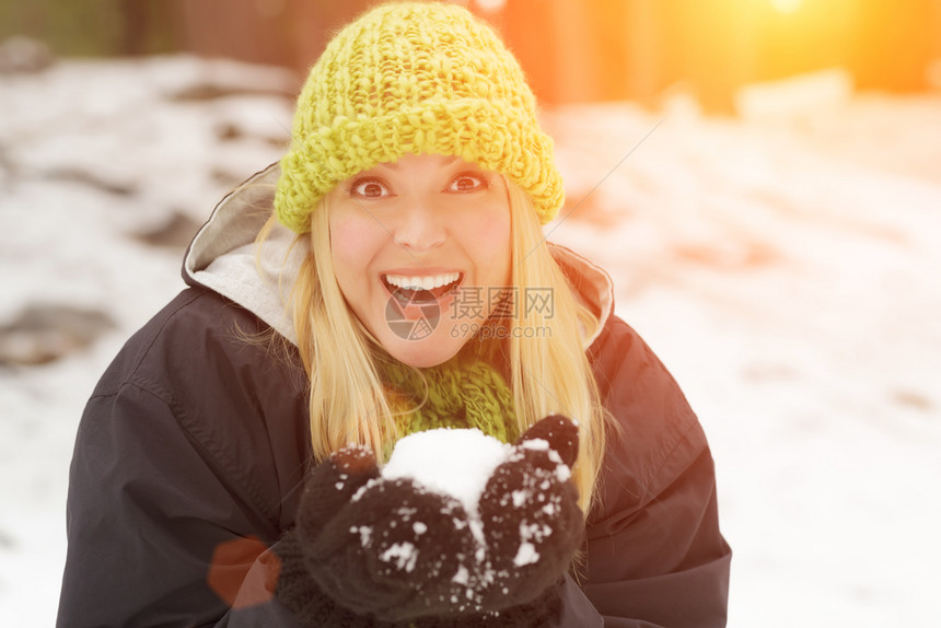 迷人的女在冬天雪里玩得开心图片