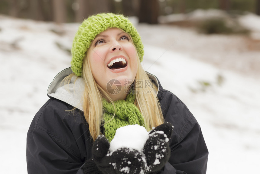 迷人的女在冬天雪里玩得开心图片