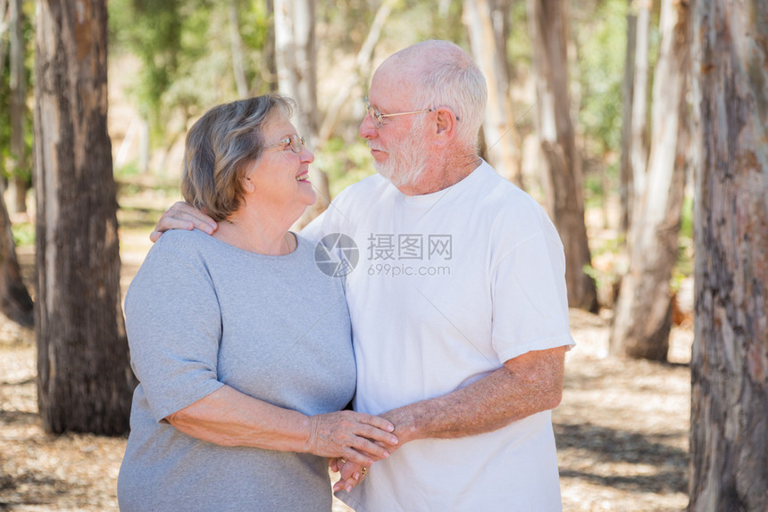 快乐的老夫妇肖像在公园户外图片
